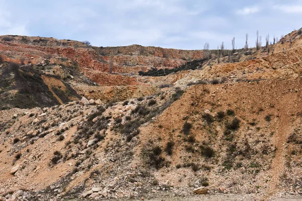 Eski bir kireçtaşı ocağının yamaçlarına 