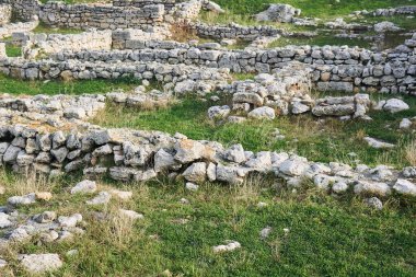 Duvarların ve bodrumların kalıntıları antik bir şehrin yıkıldığı yerde.
