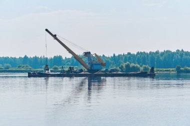 Dredger nehirdeki çim alanını derinleştirmek için çalışıyor.