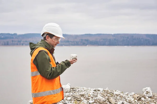 Geólogo Ingeniero Minero Examina Una Muestra Mineral Tallo Una Orilla — Foto de Stock