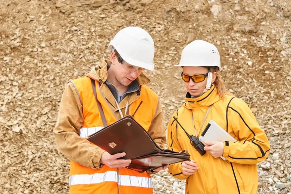 Bergbauingenieure Diskutieren Arbeitsunterlagen Freien Auf Dem Bergbaugelände — Stockfoto