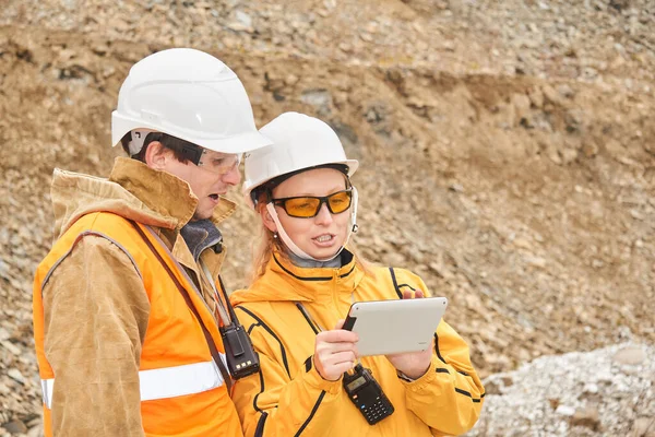 Engenheiros Mineração Discutindo Documentação Trabalho Livre Local Mineração — Fotografia de Stock