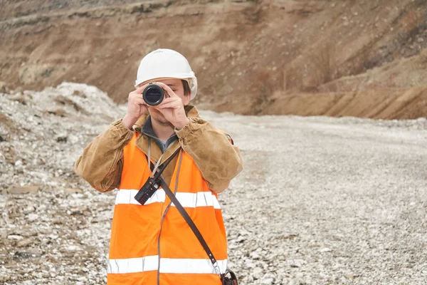 Ingegnere Minerario Stradale Che Utilizza Mirino Sullo Sfondo Una Miniera — Foto Stock