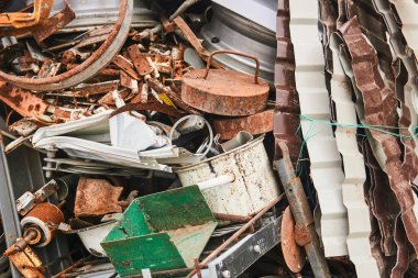 Geri dönüşümden önce çeşitli metal atığı yığını