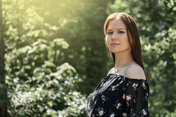 Solo Una Mujer Joven Vestido Camina Por Bosque Verano Retrato — Foto de Stock