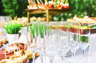 Açık ai 'de açık büfe başlamadan önce aperatiflerin arka planına yakın plan bardaklar