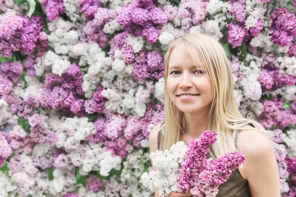 Mulher Menina Feliz Com Buquê Fundo Floração Lilacs Retrato — Fotografia de Stock
