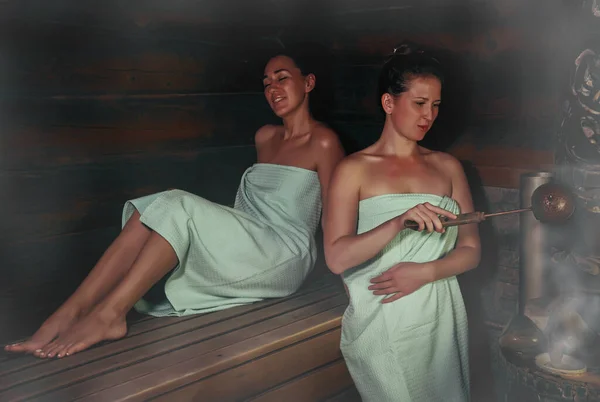 Deux Femmes Dans Sauna Vapeur Traditionnel Banya Verse Eau Sur — Photo