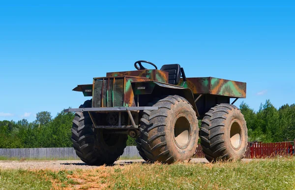 Hausgemachter Ländlicher Sumpfwagen Auf Einer Dorfstraße — Stockfoto