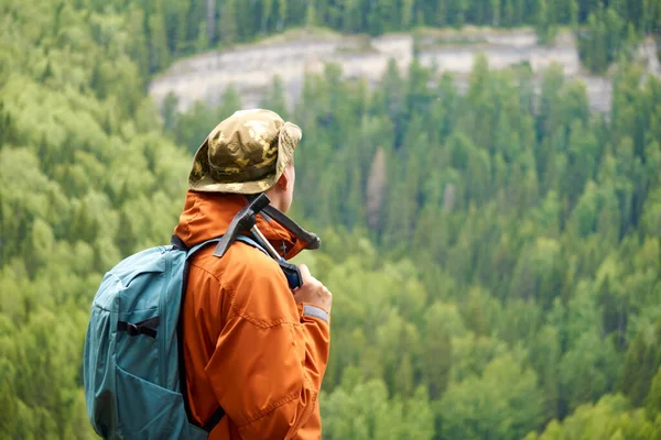Männlicher Geologe Vor Dem Hintergrund Einer Bewaldeten Berglandschaft — Stockfoto