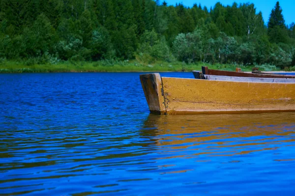 Traditionella Fiske Trä Platt Bottnad Båtar Flodstranden Landsbygdslandskap — Stockfoto