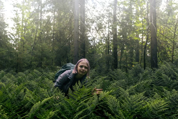 Tiener Meisje Een Mistig Bos Tussen Varens Gepassioneerd Natuur — Stockfoto