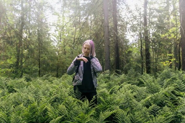 Девочка Подросток Укушенная Комаром Лесу Среди Папоротников — стоковое фото