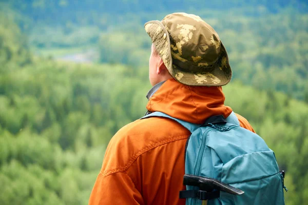 Mann Der Die Ferne Blickt Vor Der Kulisse Einer Bewaldeten — Stockfoto