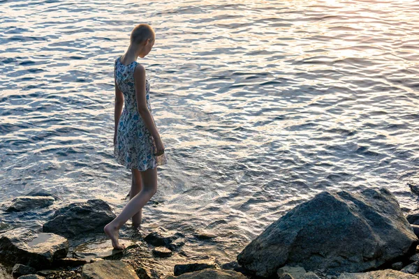 Adolescente Chica Vestido Por Mar Trata Entrar Agua —  Fotos de Stock