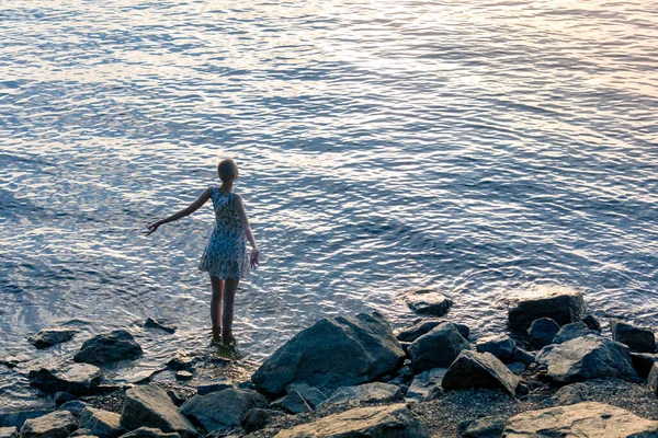 Teenager Mädchen Sommerkleid Steht Ufer Wasser Und Genießt Die Morgensonne — Stockfoto