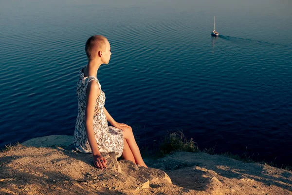 Teenager Mädchen Kurzhaarkleid Sitzt Einem Sonnigen Tag Auf Einer Klippe — Stockfoto