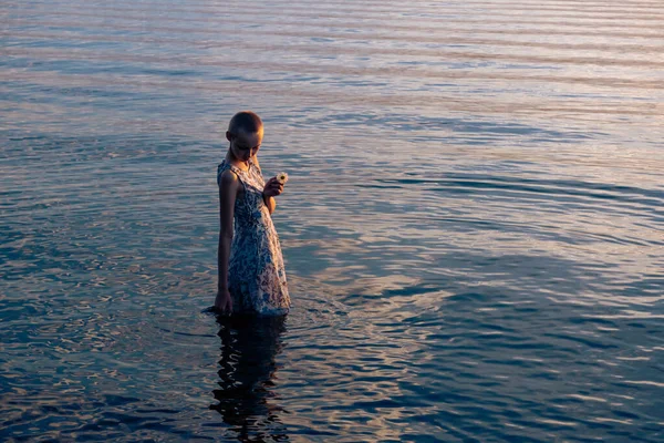 Девочка Подросток Платье Моря Пытается Войти Воду — стоковое фото