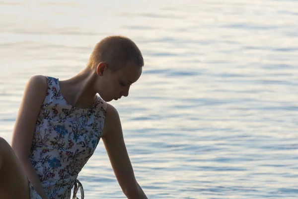 Porträt Eines Teenagers Mit Kurzhaarschnitt Einem Kleid Auf Dem Hintergrund — Stockfoto