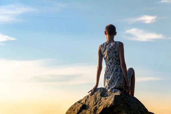 Schlankes Mädchen Mit Kurzhaarschnitt Sommerkleid Sitzt Mit Dem Rücken Zum — Stockfoto