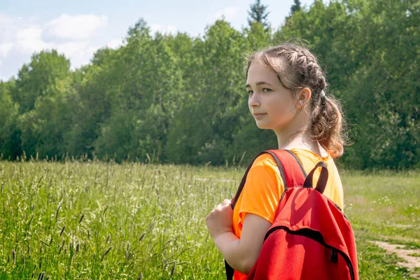 Девушка Подросток Ярко Оранжевой Футболке Рюкзаком Прогулки Природе — стоковое фото