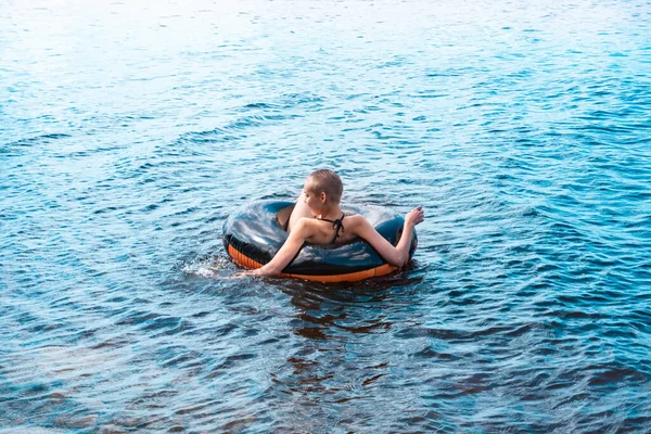 Glücklich Teen Mädchen Schwimmen Mit Ein Schwimmen Tube — Stockfoto