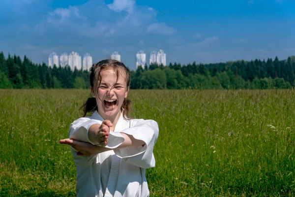 Девочка Подросток Практикует Каратэ Ката Открытом Воздухе Наносит Удар Нуките — стоковое фото