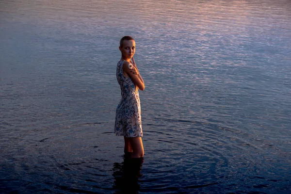 Teenie Mädchen Kleid Meer Versucht Ins Wasser Gehen — Stockfoto