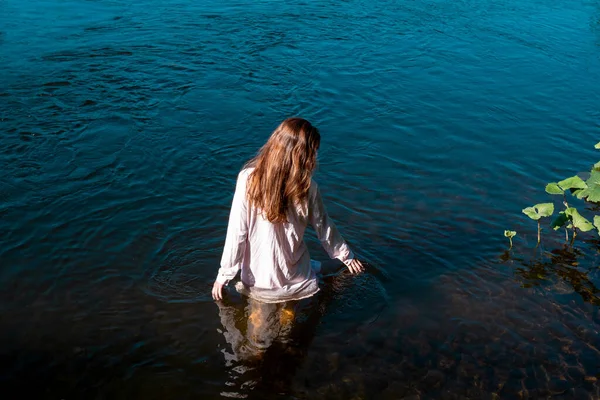快乐的年轻女子在河里沐浴 享受清凉的水 — 图库照片
