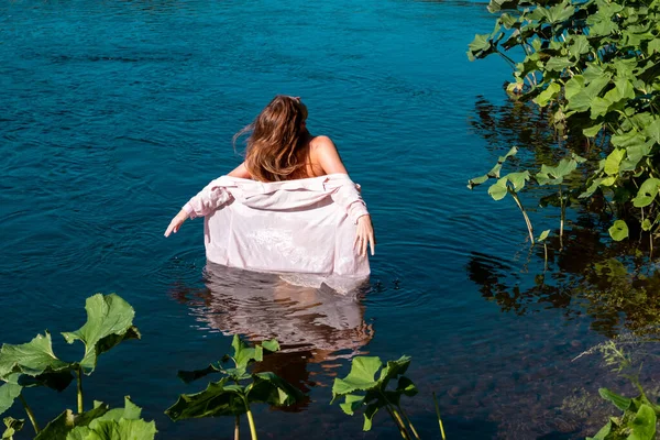 快乐的年轻女子在河里沐浴 享受清凉的水 — 图库照片