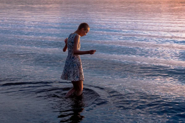 Девочка Подросток Платье Моря Пытается Войти Воду — стоковое фото