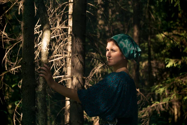 Mujer Joven Vestido Tradicional Campesino Popular Pañuelo Cabeza Bosque Coníferas —  Fotos de Stock