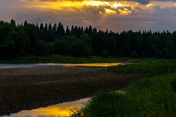Letni Zachód Słońca Nad Północną Rzeką Dzikimi Zalesionymi Brzegami — Zdjęcie stockowe