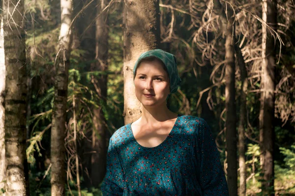 Portret Młodej Kobiety Ludowym Stroju Chłopskim Lesie Iglastym — Zdjęcie stockowe