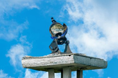 Gökyüzüne karşı hava istasyonunda küresel cam meteorolojik günışığı kaydedicisi (helograf)