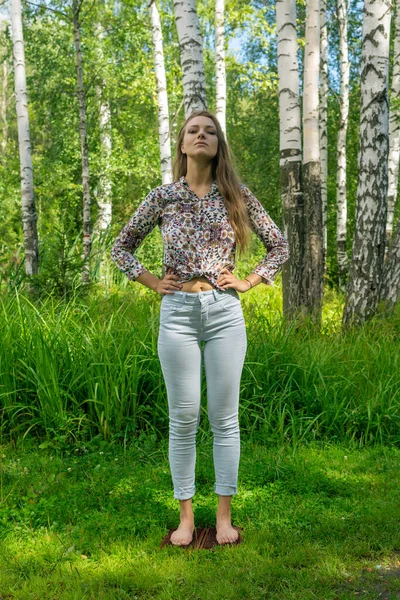 Młoda Kobieta Stoi Boso Desce Gwoździami Ćwicząc Jogę Świeżym Powietrzu — Zdjęcie stockowe