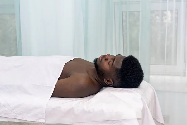 Black Man Lies Closed Eyes Bed Medical Facility — Stock Photo, Image