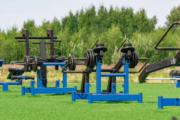 Açık hava ağırlık eğitimi için kamusal egzersiz makineleri