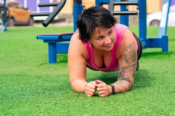 Musculosa Mujer Regordeta Realizando Ejercicios Campo Deportes — Foto de Stock