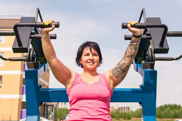 Mujer Joven Realizando Ejercicio Usando Máquina Peso Prensa Pecho Calle — Foto de Stock