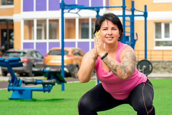 Fuerte Regordeta Mujer Haciendo Sentadillas Campo Deportes Patio Una Casa — Foto de Stock