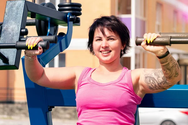 Mujer Joven Realizando Ejercicio Usando Máquina Peso Prensa Pecho Calle — Foto de Stock