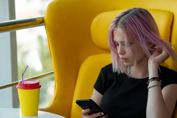 Adolescente Comunica Red Utilizando Teléfono Mientras Está Sentado Una Cafetería — Foto de Stock