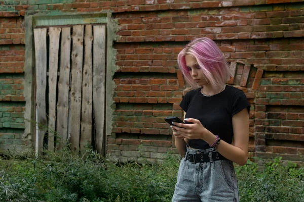 Teenager Dívka Komunikuje Síti Pomocí Telefonu Pozadí Staré Wal — Stock fotografie