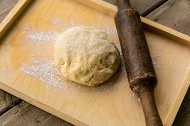 Hamur ve geleneksel ahşap raptiye yemek tahtasında