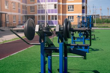 Şehir avlusunda ağırlık eğitimi için halka açık egzersiz makineleri
