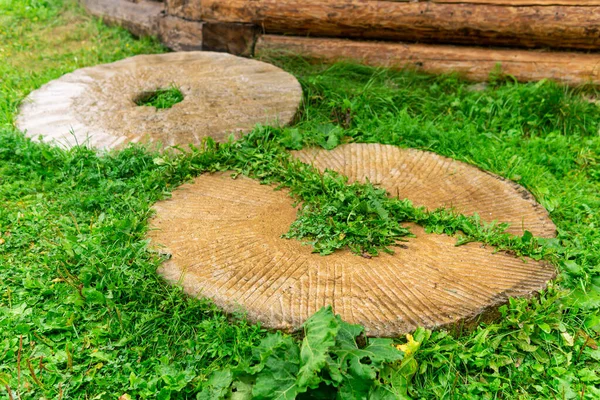 Alte Zertrümmerte Mühlsteine Liegen Auf Dem Gras — Stockfoto