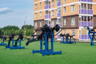 Şehir avlusunda ağırlık eğitimi için sokak egzersiz makineleri