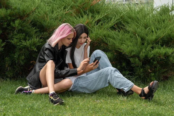 Two Teenage Girls Watching Something Smartphone Grass Bushes Park — Stock Photo, Image