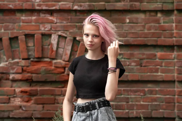 Retrato Una Adolescente Con Pelo Rosa Fondo Una Vieja Pared —  Fotos de Stock